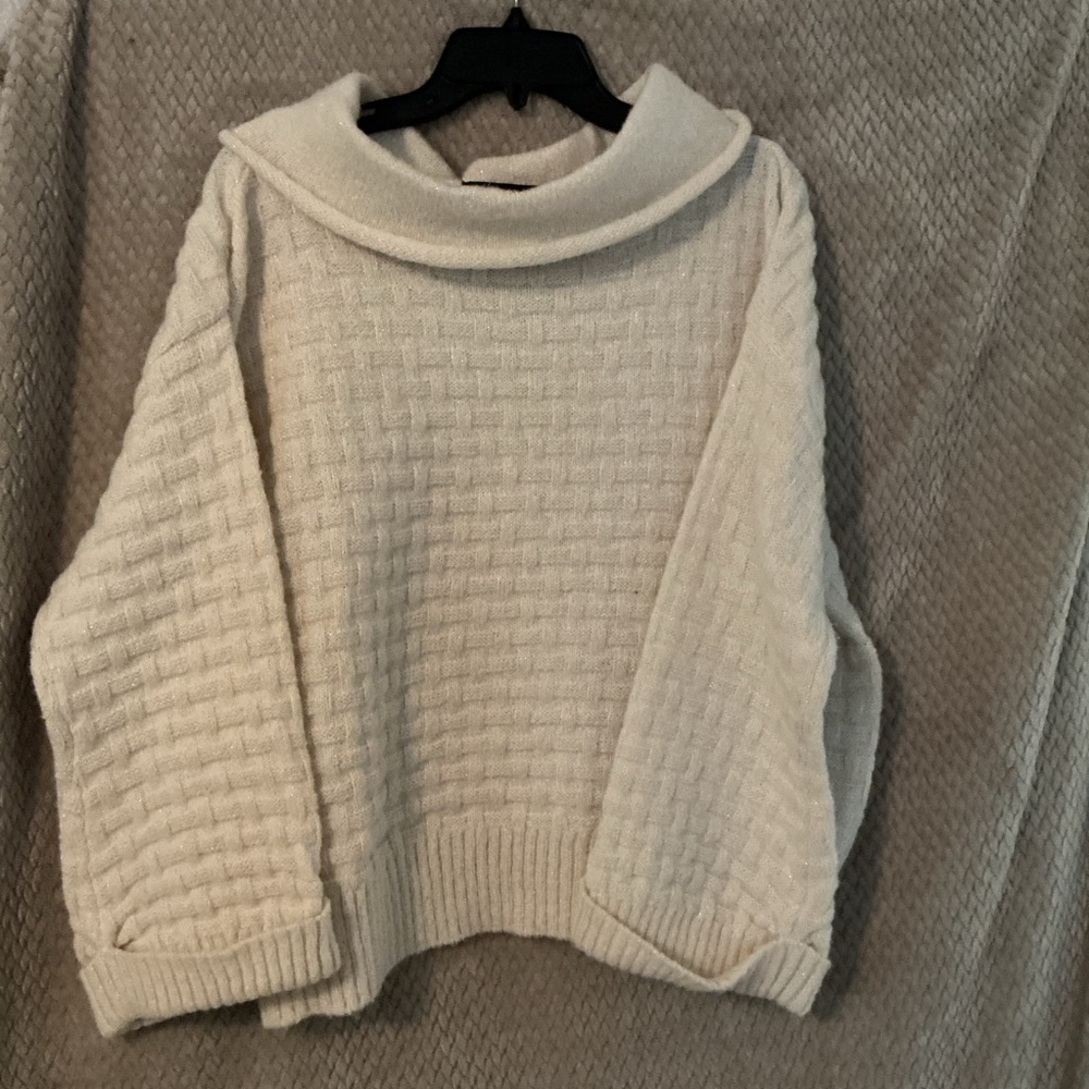 ADRIENNE VITTADINI turtle neck sweater XL. CREAM/GOLD